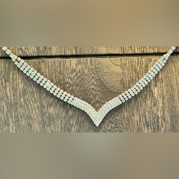 Rhinestone V Neck Collar Necklace - Picture 2 of 3